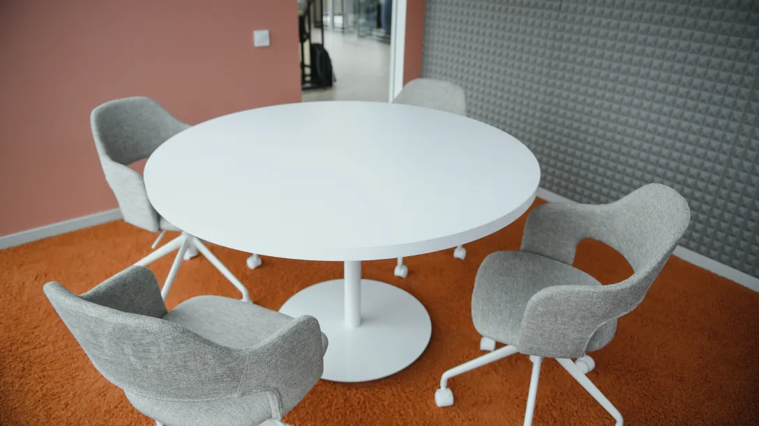 The Facility Manager's Guide to Specifying White Office Furniture: Material Science and Stain Resistance