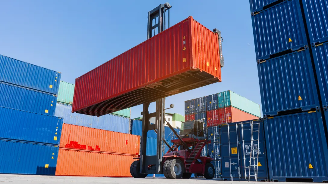 FCL vs. LCL Logistics: A Distributor’s Guide to Importing Wholesale Office Furniture